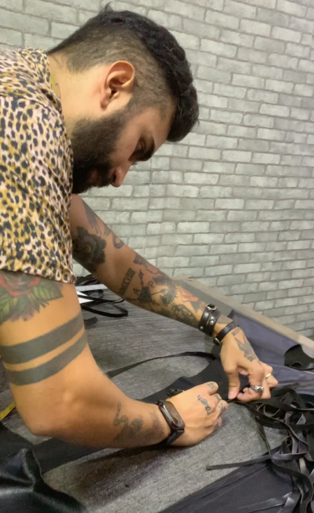 Pepe, fundador de Kenia, trabajando en el taller durante la producción artesanal