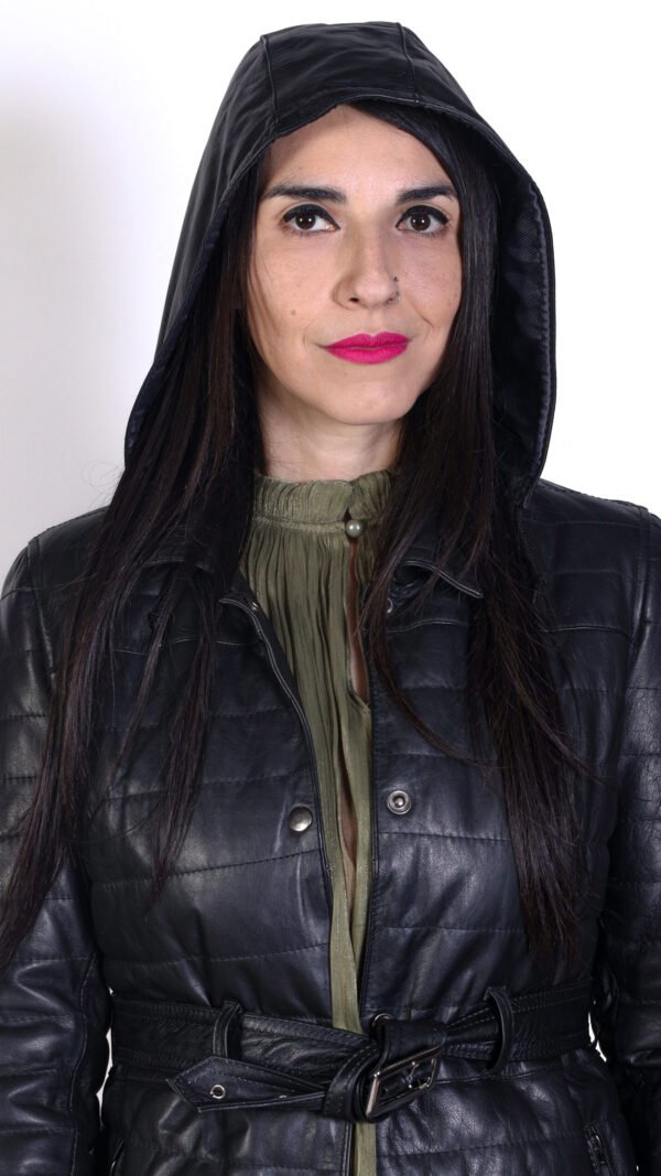 Abrigo de piel capitonado para mujer Melissa de Kenia Store, color negro con gorro desmontable.