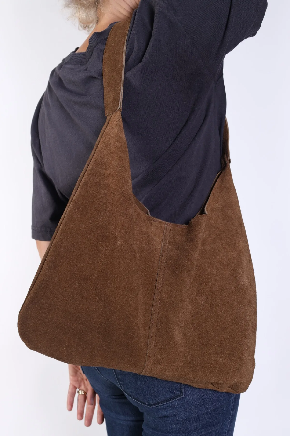 Bolsa Hobo Summer color café llevada al hombro