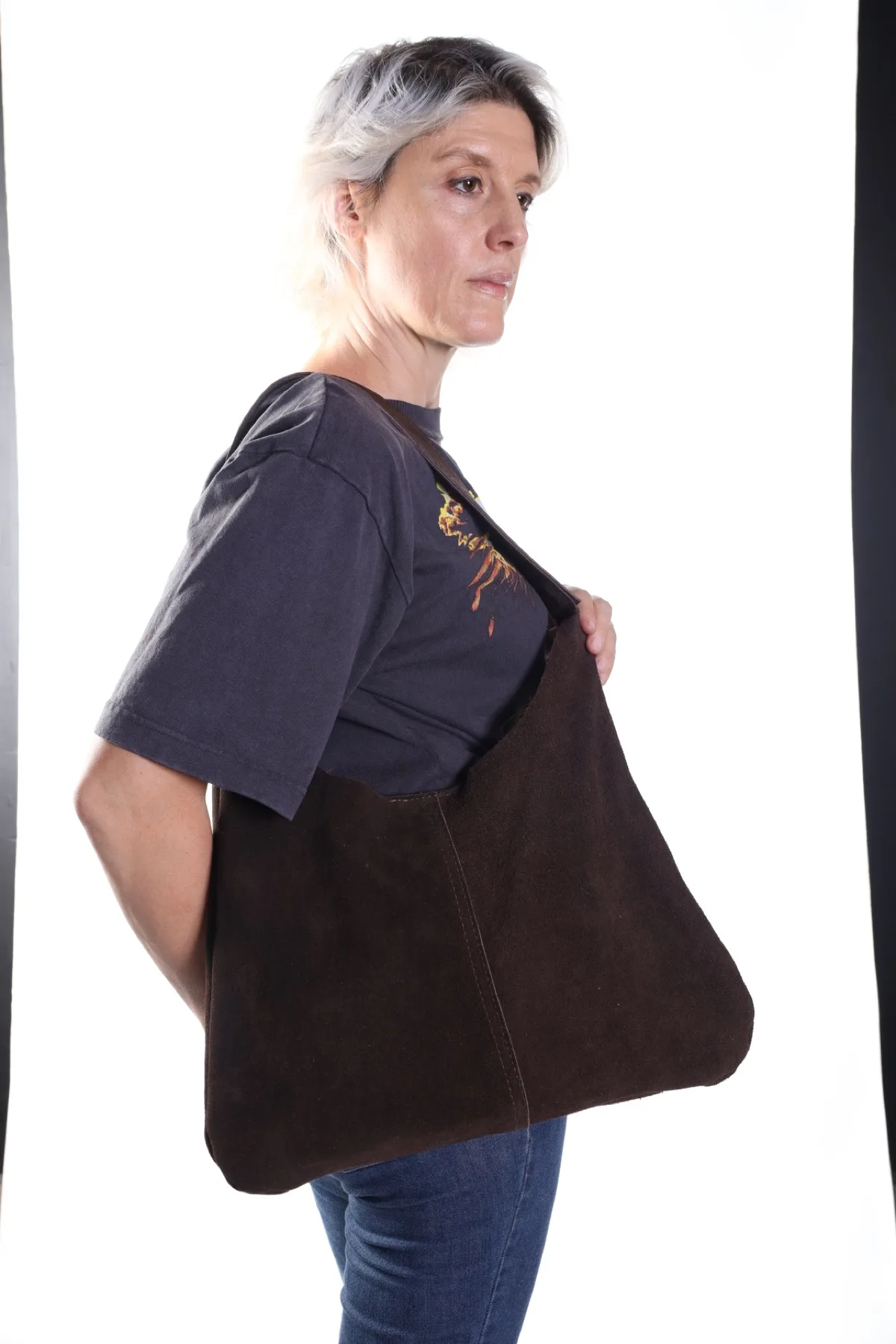 Bolsa Hobo Summer color chocolate oscuro llevada al hombro