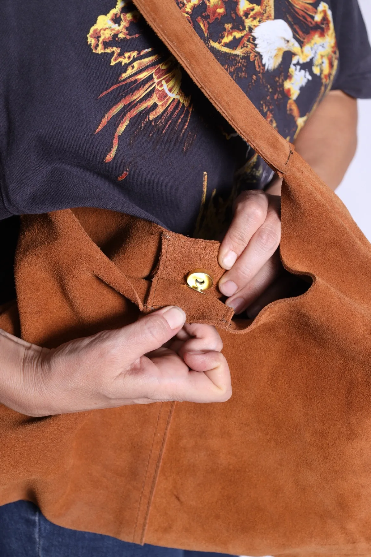 Detalle del cierre magnético de la Bolsa Hobo Summer color miel