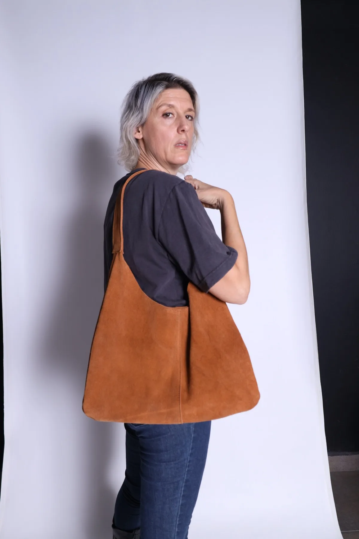 Bolsa Hobo Summer color miel llevada al hombro