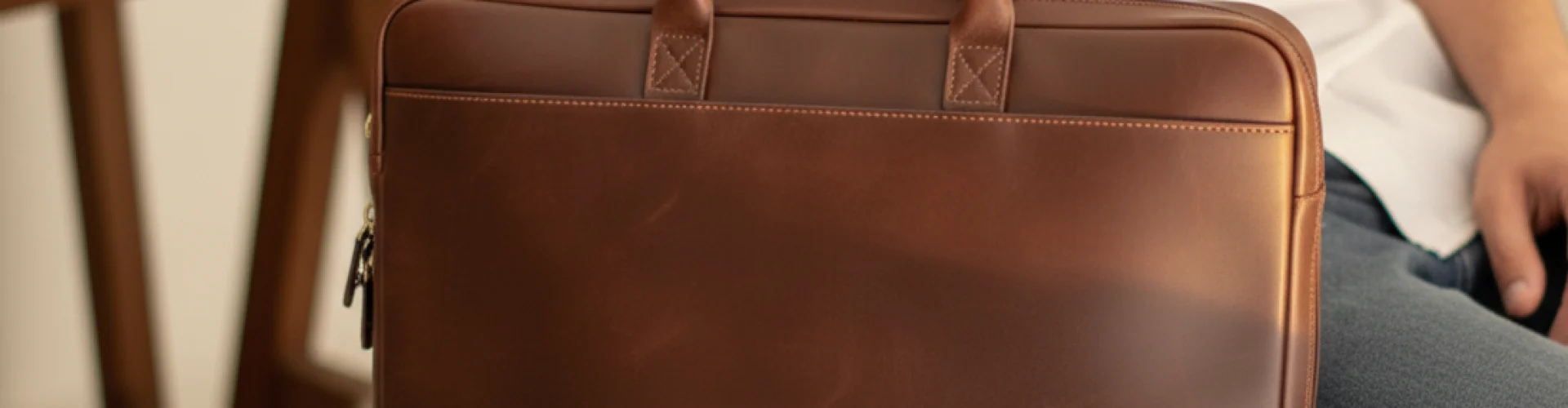 Maletín corporativo de piel con logo de Kenia personalizado